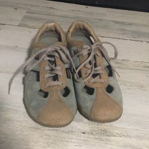 Merrell tan & blue lace up loafers with decorative cut-outs in front size 7